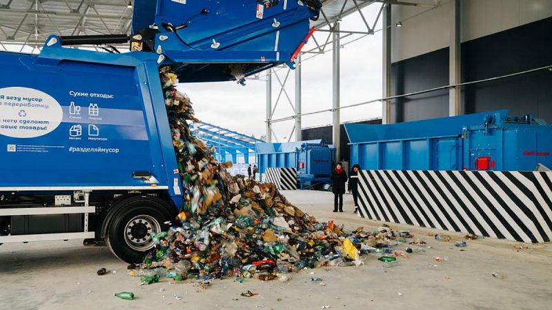 выгрузка мусоровоза на заводе по сортировке отходов