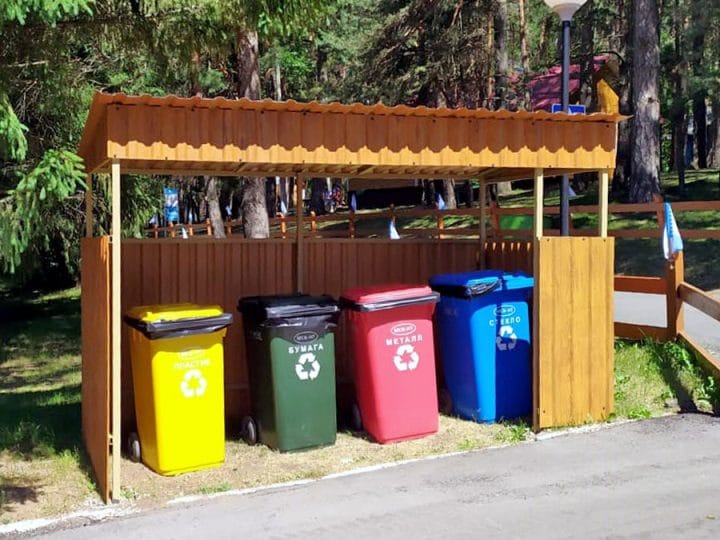 Контейнера для раздельного сбора мусора на территории летней базы отдыха