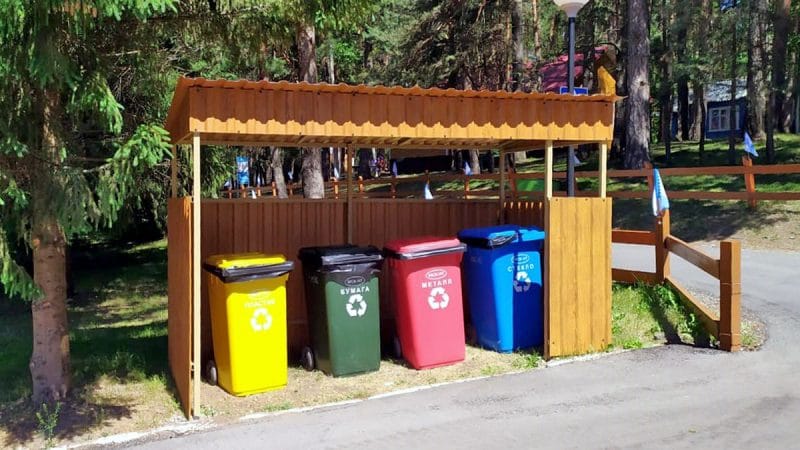 Контейнера для раздельного сбора мусора на территории летней базы отдыха