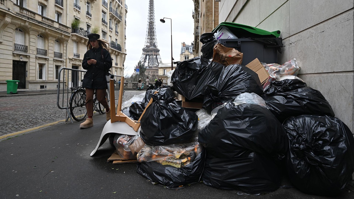 Париж расчищают от мусора